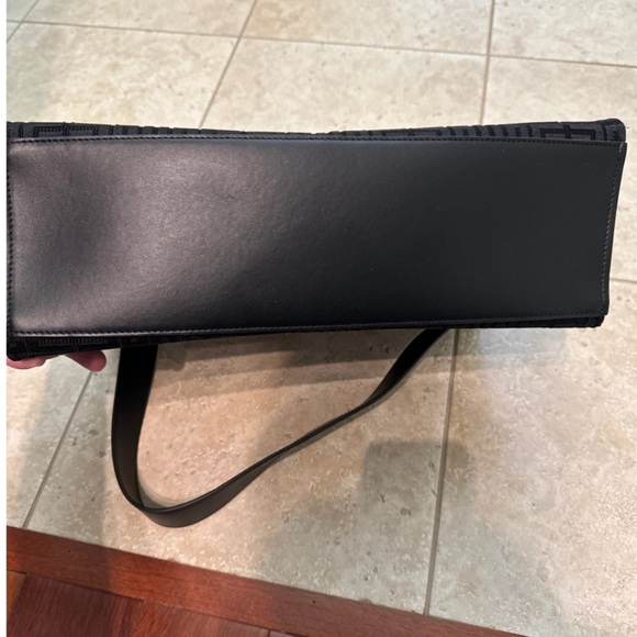 Givenchy handbag - Picture 3 of 9